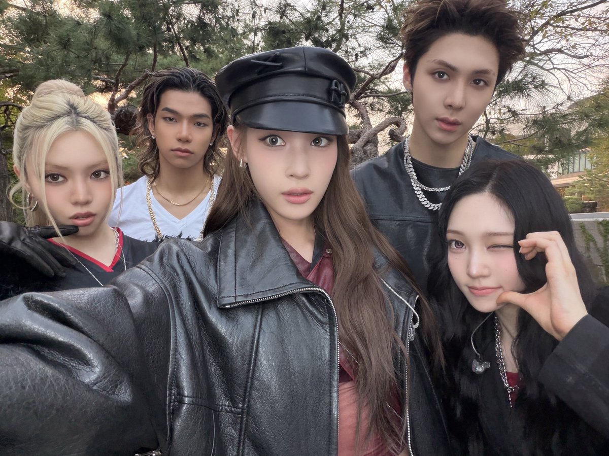 ALLDAY_PROJECT's tweet photo. [📸] 261016 #TO_DAY

KBS2 뮤직뱅크 🍁

#ALLDAYPROJECT #ADP #올데이프로젝트
#CRASH
#THEBLACKLABEL #더블랙레이블 https://t.co/zBpxUbEdOS