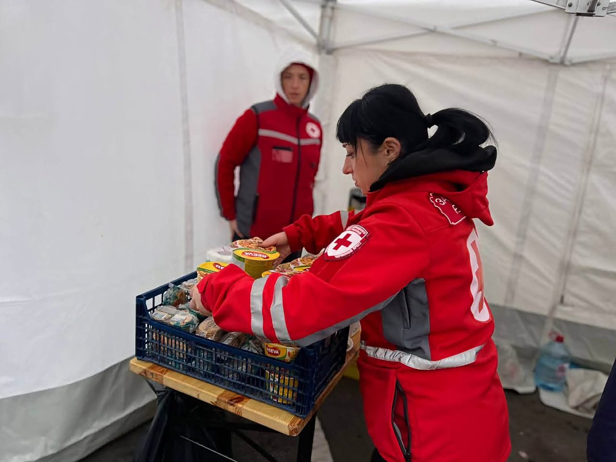 RedCrossUkraine's tweet photo. 🚨 The Ukrainian Red Cross team responded to an overnight Russian attack on #Uman. Volunteers provided first aid, distributed materials for temporary home repairs and set up an assistance point offering hot drinks and device charging. #NotATarget #EmergencyResponse #Cherkasy https://t.co/cxoIarL7WX