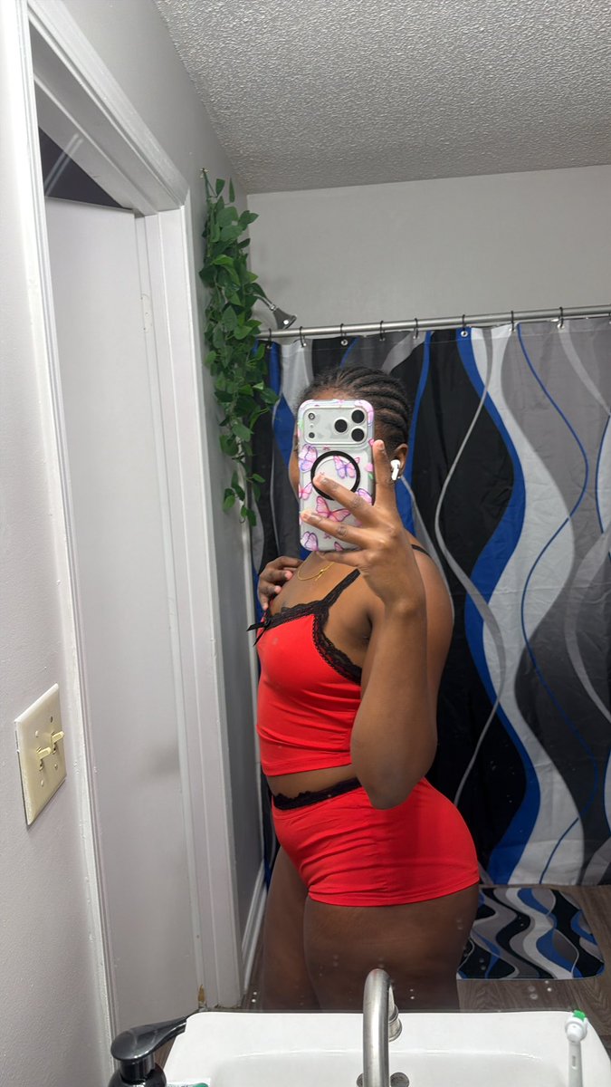 tammiipanda's tweet photo. I’m LIVE on clapper right now . 
It’s an All day live from 9 am est to 4 pm est link in comments ⬇️ https://t.co/PASJ6kGXhW