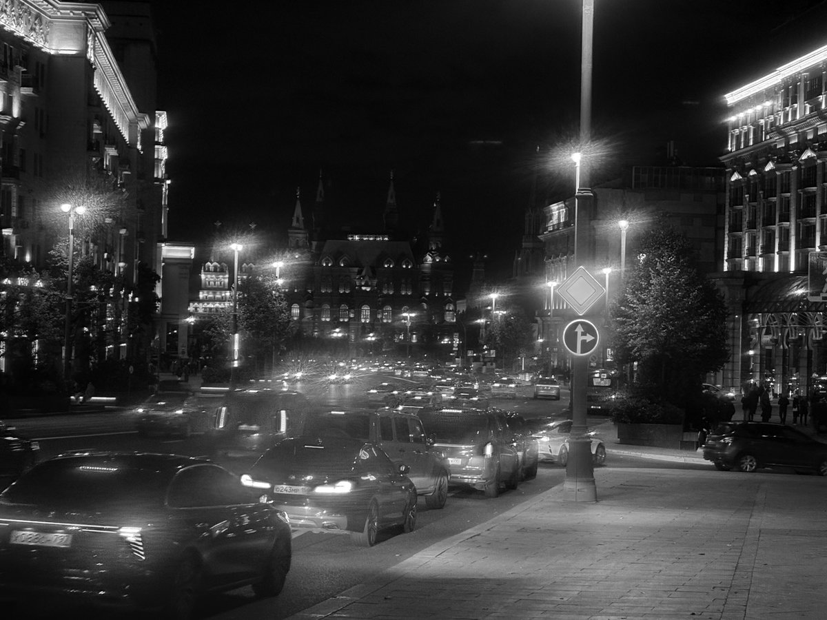 tolyakaftan's tweet photo. The evening city is full of lights and cars - Tverskaya Street, October 1926

#BlackAndWhiteStreet #bnw #streetphotography #moscow #noir https://t.co/1WTUn9RyHq
