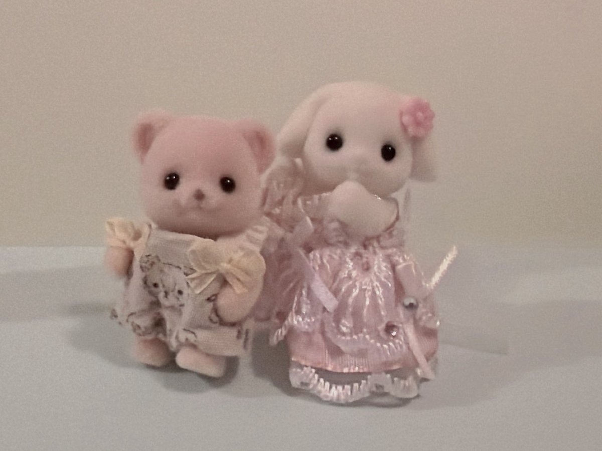 nozouuu's tweet photo. くーちゃん(@2KU8ma )から素敵なプレゼントが届いたよ🧸🤍
ピンク色のワンピース＆くまちゃんのお洋服🧸🩷💛
可愛くて✨ときめきが止まらない🥹💕
そして！くーちゃんお手製のポーチまで😭💓
くーちゃん＆みゅうちゃんとイロチ＆お揃いなんだって嬉しい〜🥹🤍
天才すぎるし、めっちゃ可愛いよね💗 https://t.co/hVm6Ae46Nb