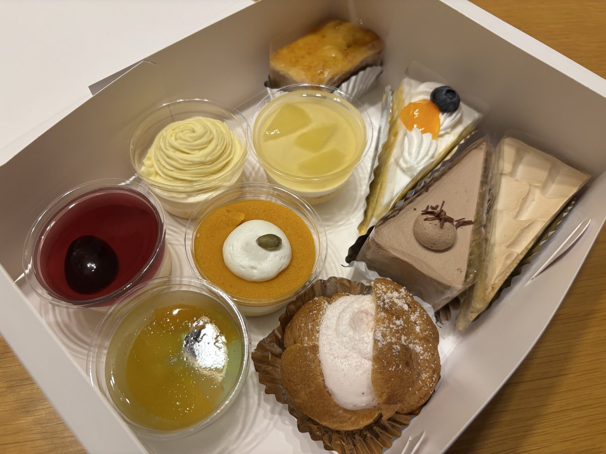 riichan_sauna's tweet photo. 🧑‍🍳「100円ケーキが10点で、、全部で1000円ですね」

🙋‍♀️「えっ…？！1個100円…？！」
🙋‍♀️「10個買っても1000円…？！こんなに買っても1000円…？！」 https://t.co/F2jJ2r7ct8