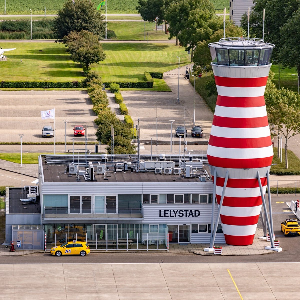 DefensieStas's tweet photo. Om het gebruik van Lelystad Airport voor de F-35 mogelijk te maken, wordt de luchthaven met 240 hectare uitgebreid. 

Omwonenden en bedrijven zijn vandaag geïnformeerd over de gevolgen.

👉 https://t.co/epl5mfeDcl https://t.co/OTmuRWlyLY