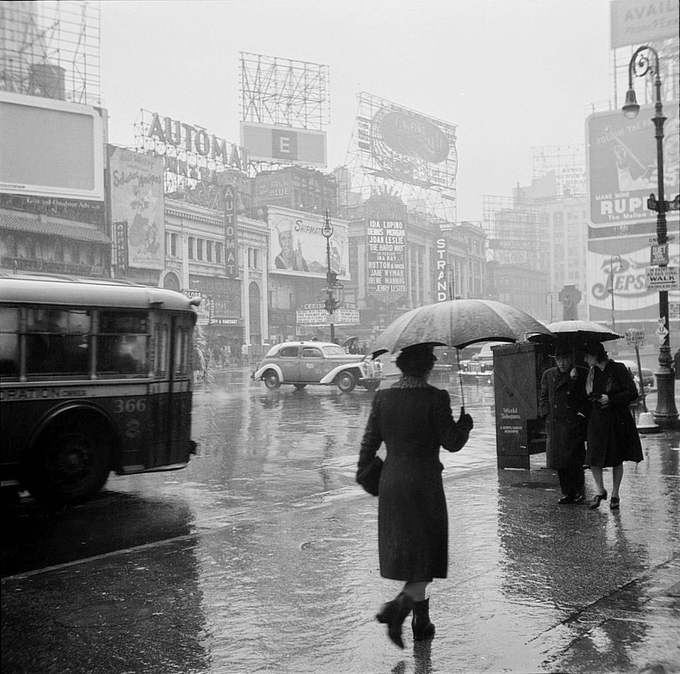 RuizVidal7's tweet photo. © John Vachon  
Times Square, New York, 1943 https://t.co/ePYpkiu5q7