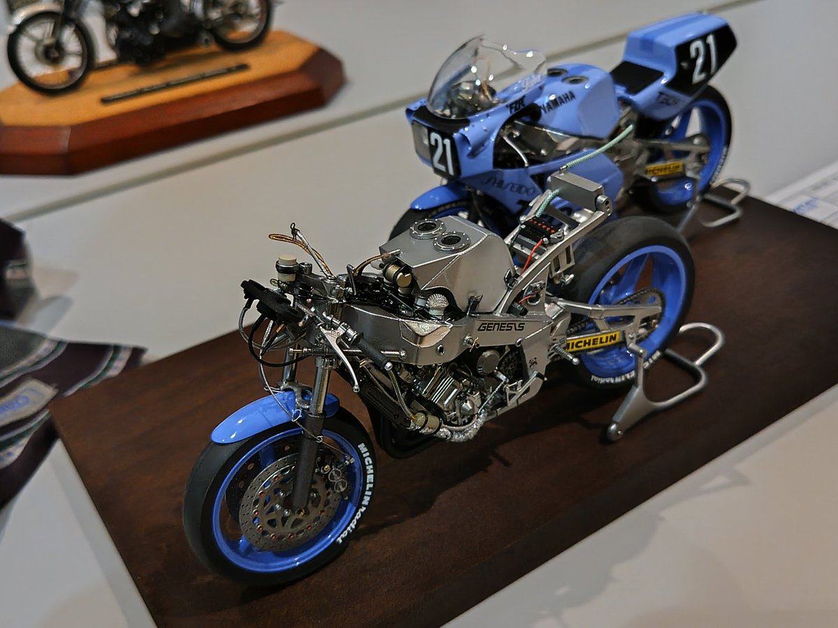anny3xv5's tweet photo. #IWATAGP2026
#ケニー・ロバーツ
#KennyRoberts
#平忠彦
#FZR750
#0W74
#OneValveTooMuch
説明します？いらんでしょ説明🤣。
残り30分…メインストレートで平忠彦と監督の前川和範が何事か言葉を交わす。
マシンはウォールに立てかけたまま。
TECH21の鈴鹿８耐は幕を閉じる。
one valve too much. https://t.co/WIh1lvbuLA