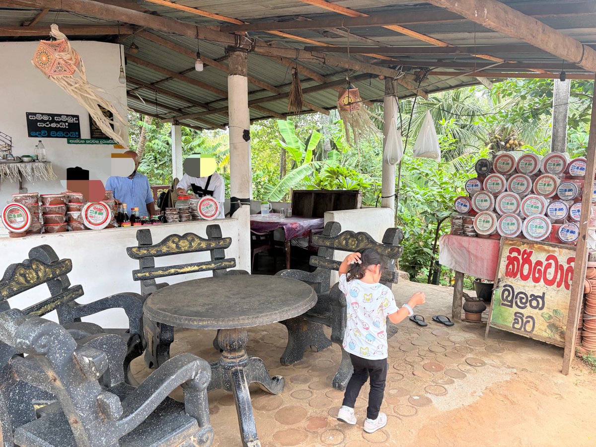 futsutabi's tweet photo. 🇱🇰4歳子連れスリランカ旅行3日目①
宿に車が迎えに来て、この日から2泊3日カーチャーターして色々なところへ。まずはダン���ッラへ。途中で水牛のミルクから作るヨーグルト「カード」のお店へ。濃厚な味で美味しかった。さらに椰子の花の蜜のシロップをかけるがそれが美味しくてスーパーで買って帰った https://t.co/LIMJhrvgza