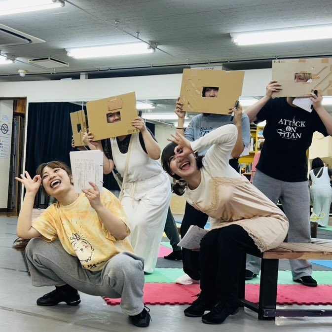 Pegg33378696's tweet photo. なつです。
今日は琴（きん）チームの稽古でした。
とにかくやってみる！で、やったらNG出されました😅次回は違うことやります！
テンション高いシーンだったので汗がヤバかった💦

今回は可愛いショットを📷
スマイル素敵✨そして稽古場の隅でみんなを見守るななこさんの微笑みも素敵✨ https://t.co/FrUzfR0zJA
