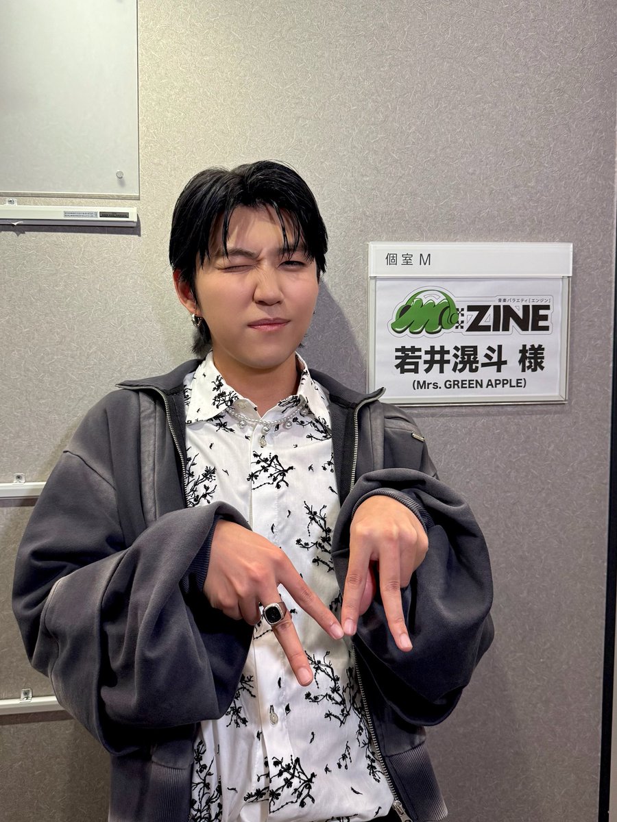 AORINGOHUZIN's tweet photo. この後、25:30より放送されるテレビ朝日「M:ZINE(エンジン)」に、#若井滉斗 が進行役として出演📝
⁡
皆さま、ぜひご覧ください✨
⁡
▼公式HP
https://t.co/wyffzNJMHt
⁡
#MrsGREENAPPLE 
#MZINE https://t.co/uritcCz9oV