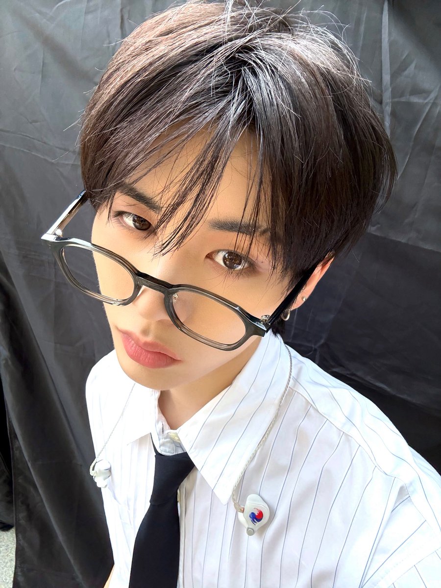 3Be2ts's tweet photo. 아미친할말하않걍처좋다는뜻
뿔테 썻는데?… 셔츠 입고 넥타이까지 맷는데?… 근데 인이어는 태극기고 눈썹은 또 스크래치고 뭐 하나 좋지 않은 게 없는데 어떻게 해야 해요…… 
뚱쭝 입술은 그냥 어어 너무 좋으실게… https://t.co/Bvs4qJ93G9