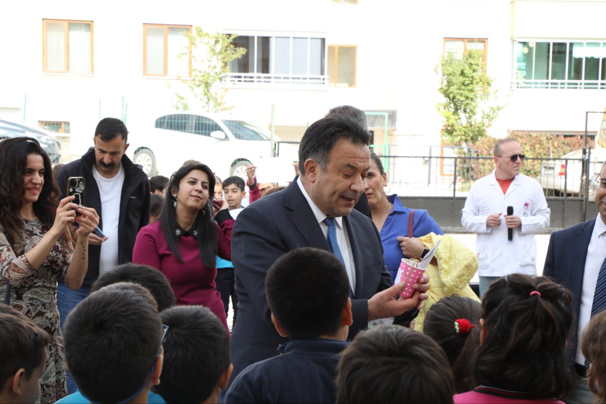 Tunceli_MEM's tweet photo. 🌍 ErasmusDays ile Dünyayı Keşfediyoruz! ✨

Hoca Ahmet Yesevi İlkokulunda ErasmusDays etkinlikleri kapsamında, öğrencilerimizin farklı ülkeleri ve kültürleri tanımalarına yönelik renkli ve öğretici bir etkinlik gerçekleştirildi.

Etkinlikte öğrencilerimiz, dünyanın dört bir yanındaki şehirlerin simgesi hâline gelen önemli yapıları maketlerle canlandırarak ülkeleri İngilizce tanıttı. Hazırladıkları çalışmalarla hem yaratıcılıklarını ortaya koyan hem de yabancı dil becerilerini geliştiren öğrencilerimiz, farklı kültürleri tanıma fırsatı buldu.

İl Müdürümüz Sayın Bahameddin Karaköse de etkinliğe katılarak öğrencilerimizin özenle hazırladığı eserleri yakından inceledi, öğrencilerimizle sohbet ederek çalışmalarına ilişkin bilgi aldı.

#Erasmusdays 

@tcmeb @Yusuf__Tekin @sefikaygol @BahameddinK @ulusalajans