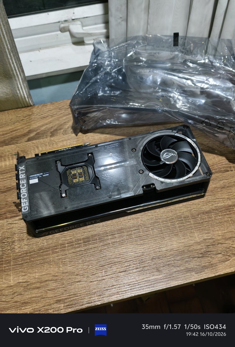 Long2008ml_VN's tweet photo. Welcome home, RTX 5090 https://t.co/WPFGgqAJsm