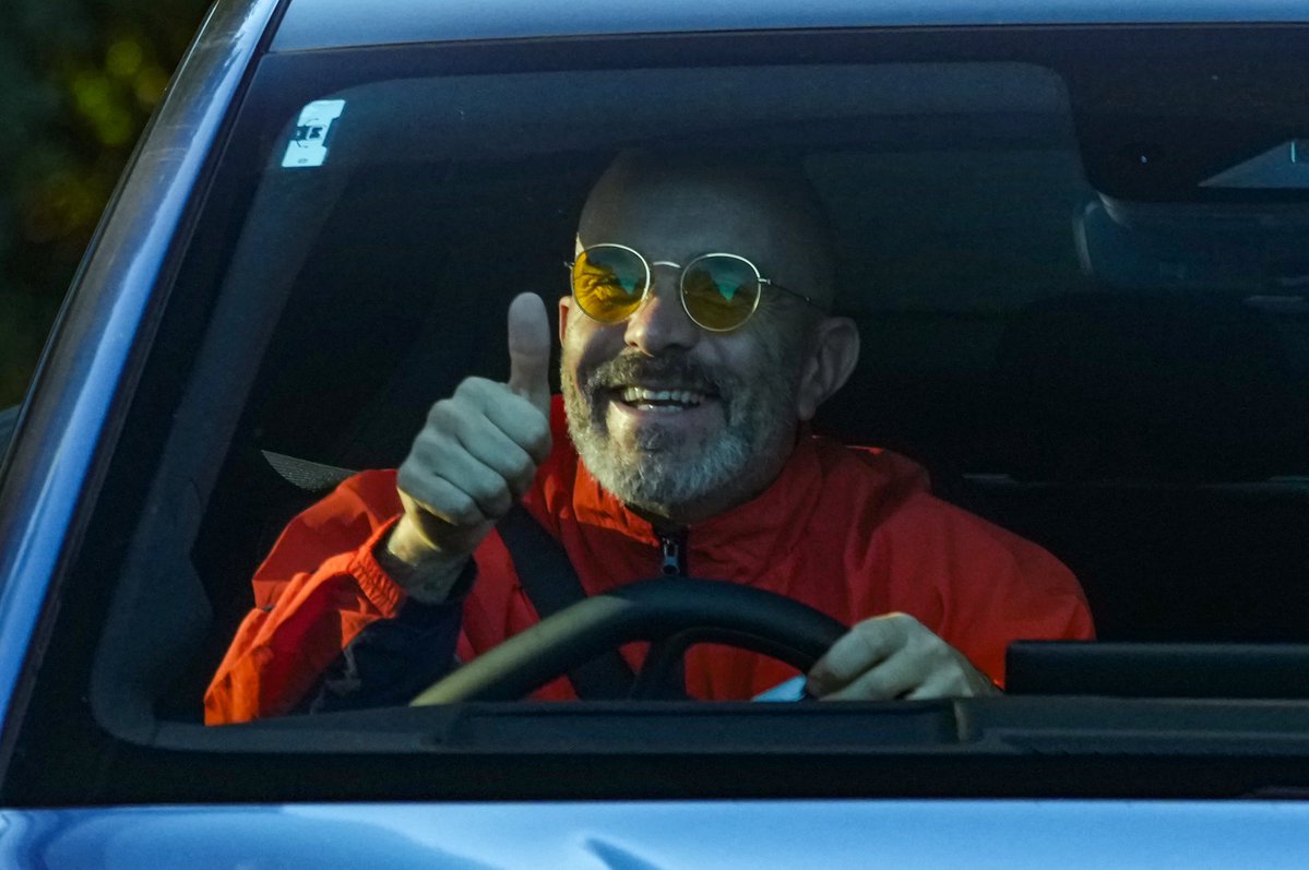 FabrizioRomano's tweet photo. 🚨 Enzo Maresca: “I don't need people from outside the club to understand more about the situation”.

“The club explained to me the situation, so the situation is very clear. And I trust the club 100%, I trust the people that run the club, this is the reason why I joined”. https://t.co/pP2JnTBZ1j