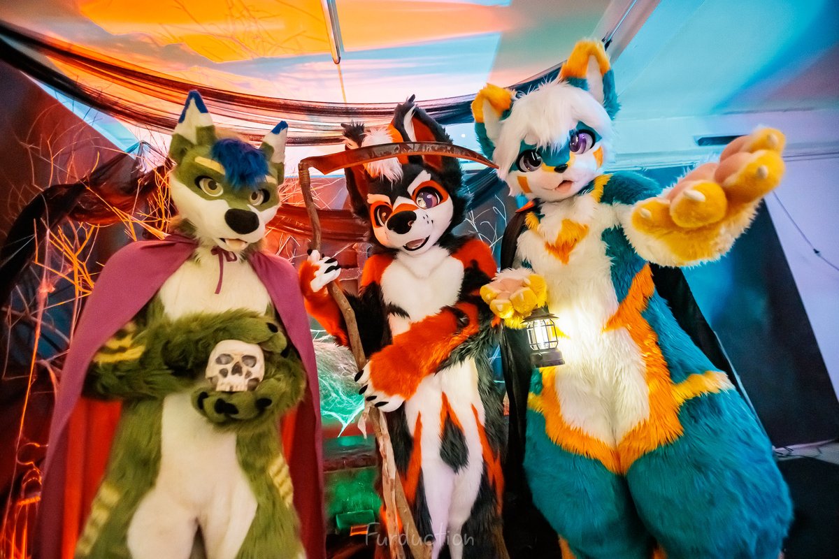 BothFelixfox's tweet photo. Pay your toll if you want to pass here without getting spook! ๐ป๐
๐ข: @Wufuzz
๐ด: @Eskyforfun
๐ธ: @Mitailsu
#FursuitFriday #Halloween #felixfox https://t.co/70iDCxClnw