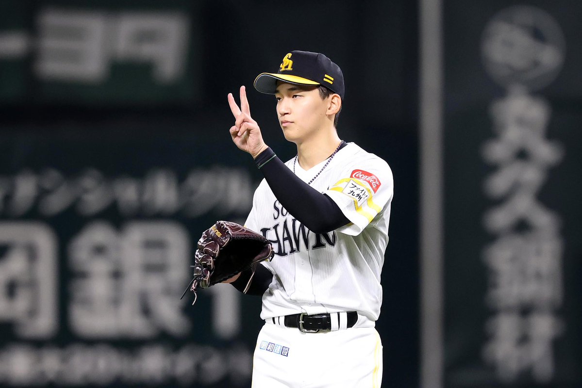 takafullc2's tweet photo. 【眠いんで】

前田悠伍投手🍺

――これからリーグ優勝の時は味わえなかったビールかけですけど、どうですか？
「でも疲れましたし、まあちょっなるべく早めには帰りたいです」

――楽しみではない？
「ないです。もう本当に今眠たいんで。やっぱりシーズン中の疲れより、今感じている疲れは今の方が大きいので、ささっとやりたいなと思います」

#sbhawks #鷹フル