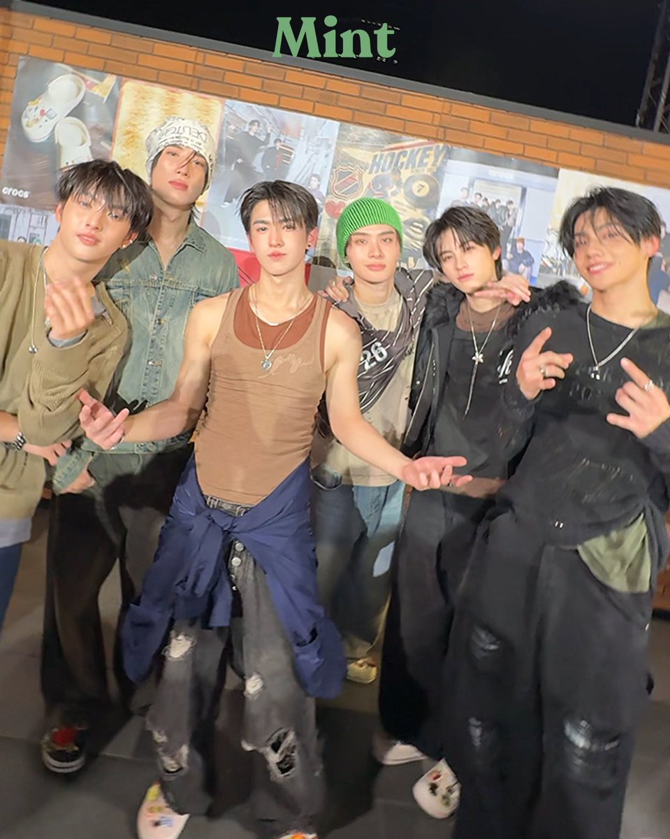 mintmag_th's tweet photo. เท่ครบ! #MintReports อยู่กับ #BUSbecauseofyouishine แบรนด์แอมบาสเดอร์กลุ่มแรกประจำประเทศไทย ของ Crocs พร้อมร่วมงาน CROCBAND TAKES THE STAGE! ที่กำลังจัดขึ้นในขณะนี้ที่ River park, ICONSIAM 💚

BUS X CROCS AT ICONSIAM
#DoYourThing #BUSxCrocs #CrocsTH
#MintMagTH https://t.co/bZ2pkwxHTT