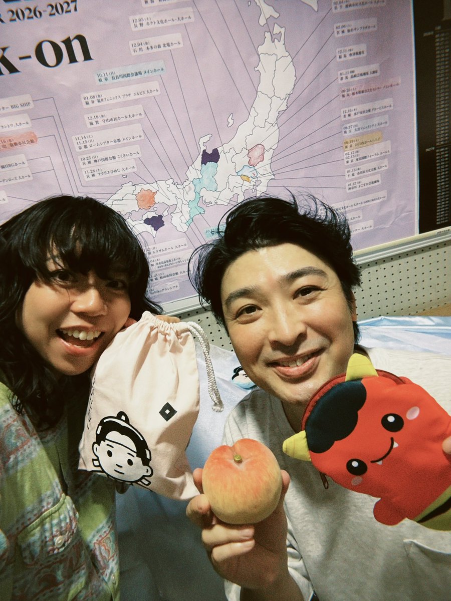 Azumi_Takahashi's tweet photo. ASKA Lock-on #6 in 倉敷
時間があったので美観地区散策して
激安シャインマスカットゲットして
きびだんごを美味しくいただき
そしてライブはみんな熱々絶好調でした🔥

#本日のファン

現場からは以上です。

#ASKAロックオン https://t.co/Gcmtd0blAH