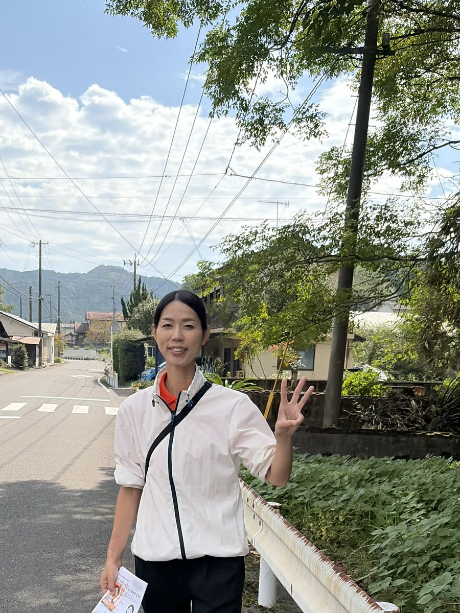 nonakano_naka3's tweet photo. 大分県政改革委員 野中きえです☺️

本日も元気にあいさつ回り！
からの運動会前日準備、
大分駅にて夕方の辻立ちと…
盛りだくさんな1日でした🐱

大分駅でのご挨拶は3回目ですが、
回を重ねるごとにリアクションを
くださる方が増えてきています！

「神谷さんをCGS時代から
ずっと見てるよ」と仰る方とも
お話できました✨️

明日は息子が小学生になって
初の運動会。
運営の手伝いもがんばりつつ
しっかり応援してきます！(ﾉ`•ω•)و🔥
 #参政党  #大分県