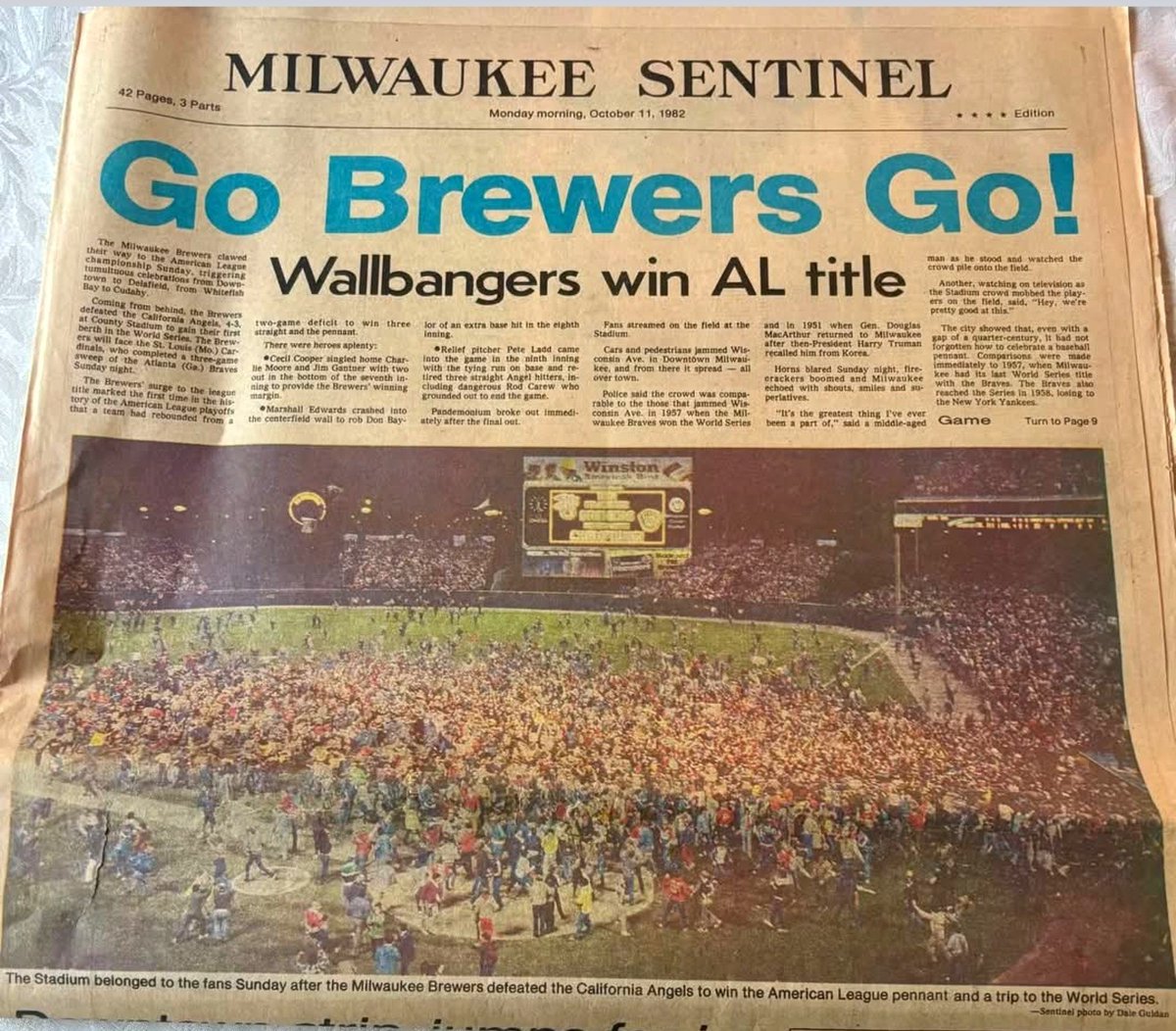 billsperos's tweet photo. I am somewhere around first base in this photo 

Freshman year at @MarquetteU 

Brewers win 1982 AL Pennant 

That's right, the American League https://t.co/NtTQ2wSmXH
