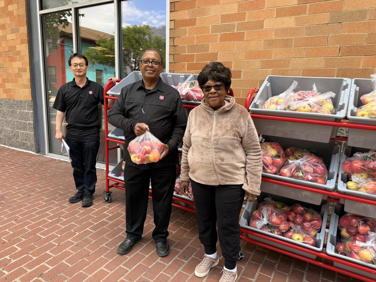 salarmynca's tweet photo. Across the National Capital Area Command, we help provide warm meals, food pantry assistance, senior markets, and so much more, meeting people where they are and helping put food on their table. 

📸: The Solomon G. Brown Corps giving out free apples in the heart of Anacostia🍎 https://t.co/mBYHSVuDHq
