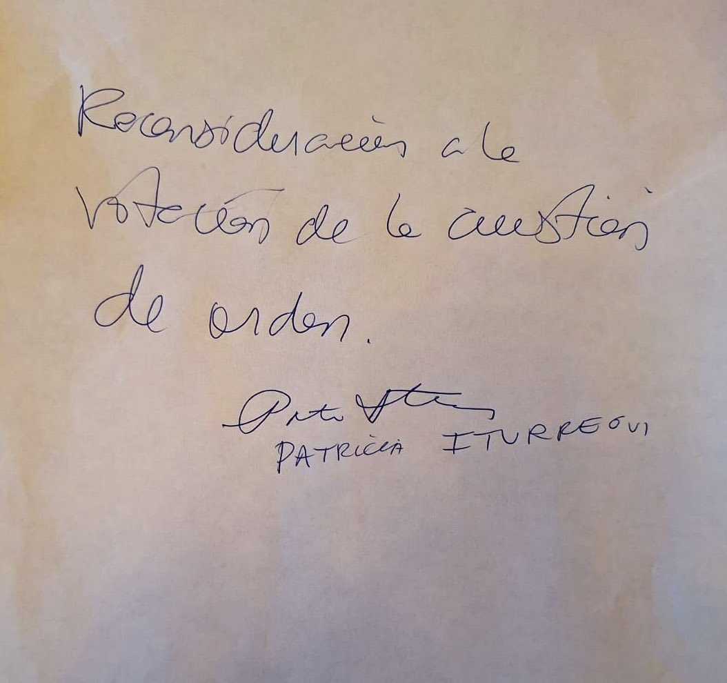 RuthLuqueIbarra's tweet photo. #INFORME #DelegaciónDeFacultades
¿POR QUÉ EL FUJIMORISMO SE RESISTE A RESPETAR LAS REGLAS PARLAMENTARIAS?

Ayer, durante la sesión de la Comisión de Constitución del Senado, la senadora Patricia Iturregui planteó una cuestión de orden para que, antes de debatir y votar el predictamen de delegación de facultades legislativas al Poder Ejecutivo, se establecieran los alcances y límites de la facultad del Senado para modificar el proyecto de ley remitido por la Cámara de Diputados.

Era una cuestión fundamental: el Senado puede modificar un proyecto, pero no desnaturalizarlo. El presidente de la Comisión, Carlos Mesía Ramírez, sometió la cuestión de orden a votación. El resultado fue 6 votos a favor y 5 en contra. Por tanto, correspondía reconocer ese resultado y proceder al debate solicitado.

Sin embargo, la Presidencia se negó a reconocerlo, argumentando que un senador de Fuerza Popular no había emitido su voto. La falta de participación oportuna de un parlamentario no puede utilizarse, por sí sola, para desconocer una votación concluida.

Ante esta situación, y con el propósito de encontrar una salida dentro del Reglamento, presentamos hasta dos solicitudes de reconsideración. La Comisión se negó a recibirlas, sin ofrecer una justificación.

En lugar de tramitar estas solicitudes y resolver la controversia conforme a las reglas parlamentarias, la Presidencia optó por impulsar una rectificación de la votación inicial. Incluso se llegó a mencionar la posibilidad de un supuesto «voto delegado».

¿Desde cuándo las reglas de votación pueden acomodarse a las necesidades de una bancada? ¿Por qué se pretende responsabilizar a otros de los errores de participación de sus propios integrantes?

La rectificación y la reconsideración son mecanismos distintos, con requisitos y finalidades diferentes. No pueden utilizarse indistintamente para modificar un resultado que políticamente resulta incómodo.

Lo ocurrido también obliga a revisar seriamente el uso de la virtualidad en las sesiones parlamentarias. No puede normalizarse que un parlamentario se conecte únicamente para votar, sin que exista certeza de su participación efectiva en el debate. Si un senador está enfermo, de viaje o atendiendo otra actividad parlamentaria, existen mecanismos reglamentarios que deben aplicarse.

La participación virtual no puede ser una vía para intervenir tardíamente en una votación ni para debilitar la transparencia y la responsabilidad individual de cada representante.

Hasta hoy la presidencia de la Comisión de Constitución no ha conducido adecuadamente las sesiones. No se puede exigir respeto a la Constitución mientras se pretende acomodar el procedimiento parlamentario a la conveniencia de algunos.
