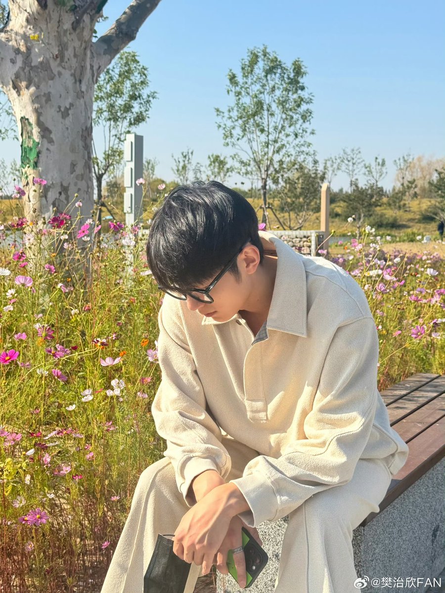 FanzhixinTH's tweet photo. Fan Zhixin updated Weibo 💜✨

เข้าสู่ช่วงเวลาที่ผ่อนคลายที่สุดในรอบปี✌️

 #ฝานจื้อซิน #fanzhixin #樊治欣 https://t.co/MQB5AG2FjB