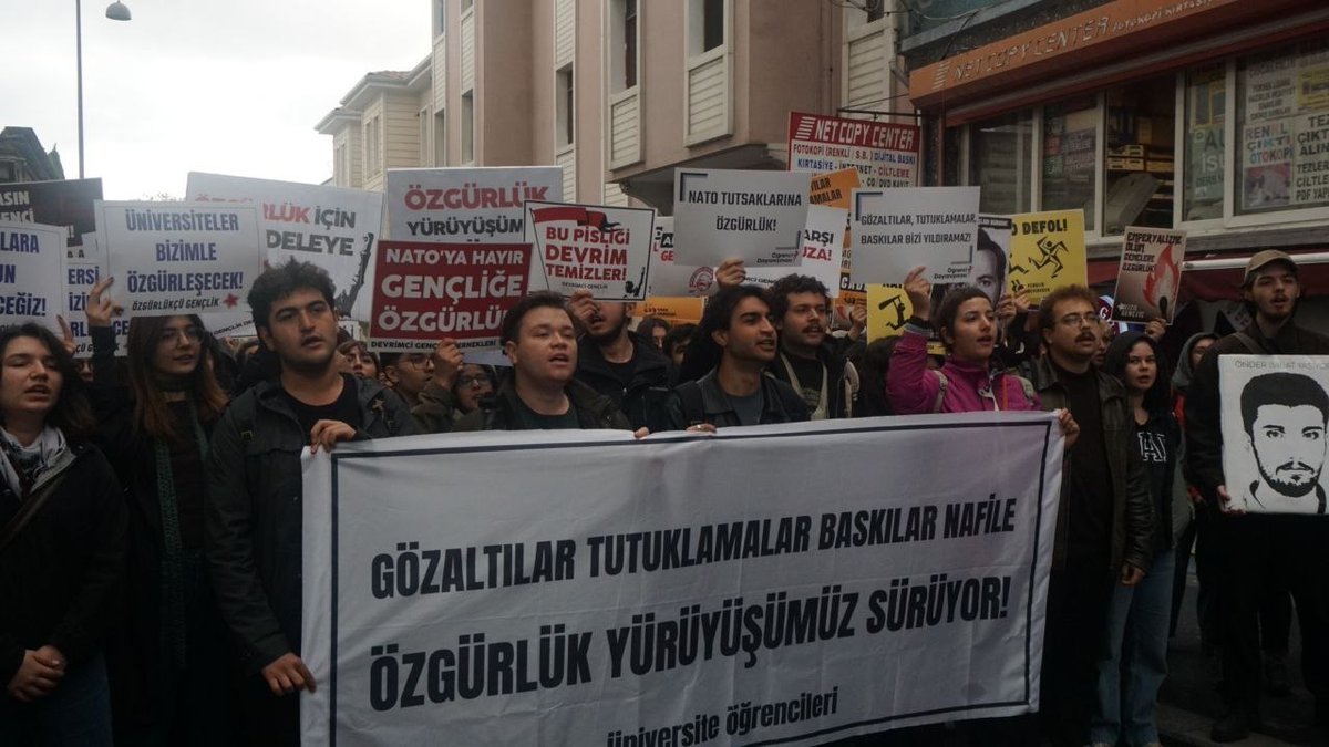 DGdernekleri11's tweet photo. ⚡️Emperyalizm ve yerli işbirlikçilerinin dünyaya savaş yayan örgütü NATO’ya karşı çıktığı için 100 gündür tutuklu bulunan 39 arkadaşımız için Beyazıt'tan seslendik:

🚩Gözaltılar, tutuklamalar, baskılar nafile; bağımsızlık yürüyüşümüz sürüyor!

#BaskılarNafile https://t.co/B4k91AyYSk
