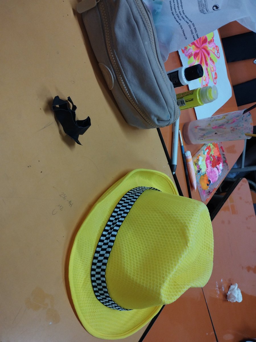Sofi20095's tweet photo. Sisi ahí saco los materiales para la clase https://t.co/lC4HDhsuHX