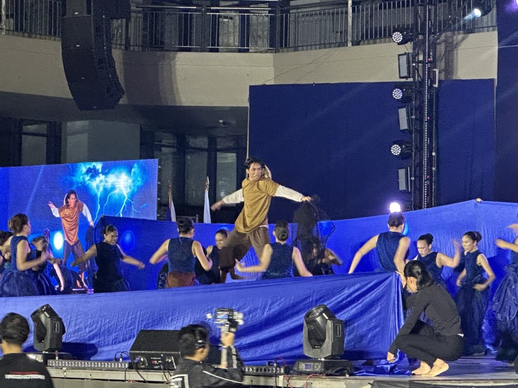 addusamahan's tweet photo. NH | The Business and Management Cluster delivers slick dance moves as they bring their fishermen-inspired performance to the stage—honoring the courage, grit, and perseverance of those braving the daily tides! 🐍💙
#KISLAP🌠
#AteneoUFest2026🎆
#TakeItFurther⏫ https://t.co/ihhk33uGSv