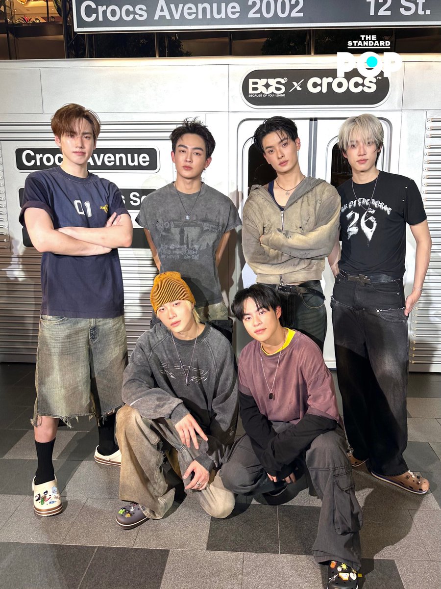 TheStandardPOP's tweet photo. อวดลุคสุดเท่! 6 หนุ่ม BUS because of you i shine  ‘ภูธัชชัย-ฮาร์ท-ขุนพล-เน็กซ์-จั๋งธีร์-มาร์คคริส‘ แบรนด์แอมบาสเดอร์กลุ่มแรกประจำประเทศไทยของ Crocs ถ่ายทอด CROCBAND ในแคมเปญ “Do Your Thing” ณ ICONSIAM
.
#BUSXCrocs
#CROCSTH
#MARCKRIS 
#PHUTATCHAI
#KHUNPOL 
#JUNGT 
#NEXnattakit 
#HEARTchuthiwat 
#BUSbecauseofyouishine 
@Crocs @BUS_SONRAY
