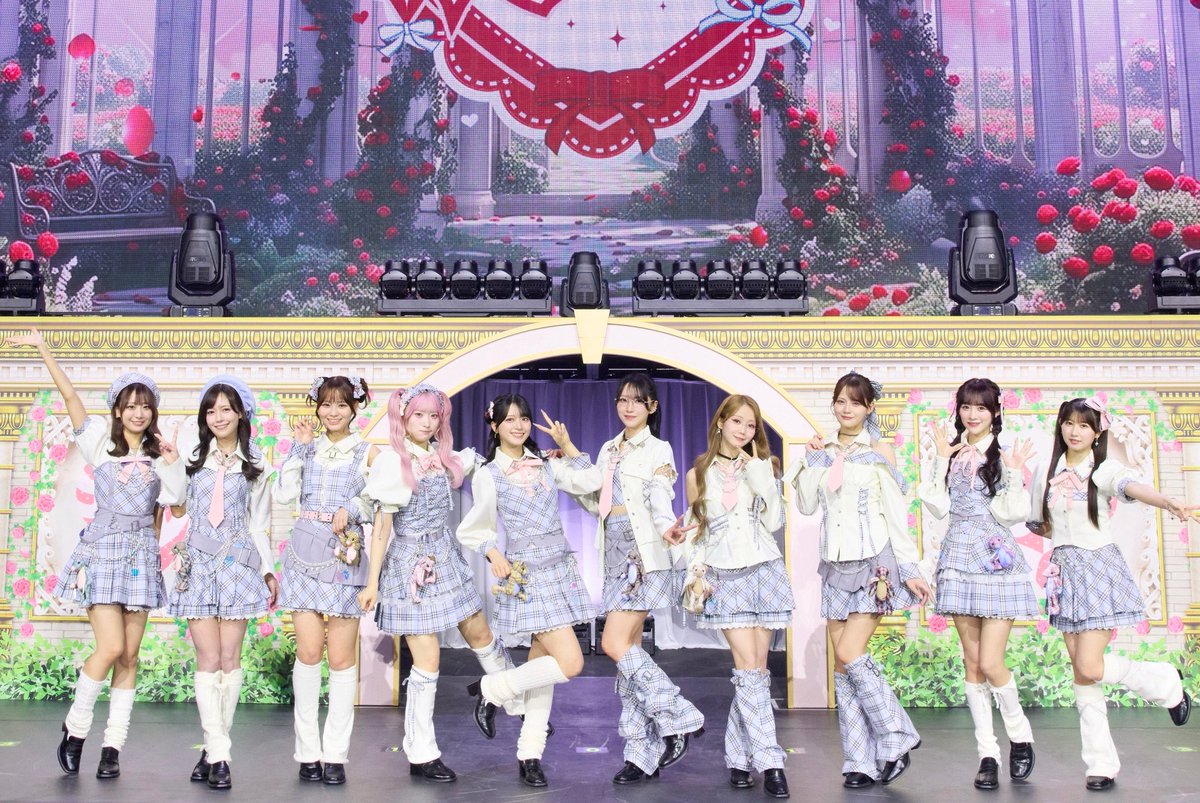 shinobukayano's tweet photo. #イコラブ9周年コンサート 
衣装は新衣装が３種類！！張り切って制作しました☺️

オープニングのツイードの赤チェック衣装に、水色チェックを基調とした、ピンクがポイントのY2K制服衣装(みり＆いおはメガネあり♡)全員生地違いの熊も付けて🐻

そして！色展開大変で死にそうになった！😂オリジナル柄のメンカラチャイナ衣装🍜(詳しい衣装解説は需要あればまたの機会に…😌🫶)

今回はね、周年コンサートという事もあり、あの頃のファンの皆が大好きだった懐かしの衣装も着せちゃったり😉

実は、3種類の新衣装も9年間の思い出を感じられるポイントがそれぞれに入っているんだよ🤫気付いた人いますかねぇ？🤔ぜんぶ分かった人は凄い話🏅

でもね…９年経ってあの頃よりずっと豪華になった衣装をイコラブに作れる様になったのは、ファンの皆さん一人一人の応援があったからなんだよ🥹

あの頃よりも、沢山の方々にイコラブを知って貰って、好きになってくれた人も沢山増えて、会場も有り難い事に大きくなって、ファンの皆からしたら、チケットも当たりにくくなってヤキモキしちゃう時もきっとあると思うけど…。
イコラブのみんなは、真摯に応援してくれるファンの為にステージに立ってるし、皆を大切にしてる。それはずっと変わらない事だよ☺️
その結果、私に９年もイコラブの衣装を作り続けれる場をくれた事、本当に感謝してる😌

イコラブを好きになってくれて、楽曲も聴き込んで、会場に足を運んでくれたり、可愛い写真を撮ってくれたり、チャンスがあればイコラブの魅力を一生懸命まだ知らぬ人に拡げてくれた事だったり、沢山一緒に頑張ってくれたよね。
きっと…好きになったタイミングやキッカケは皆それぞれ違うと思うけど、新衣装が出来たら全力で喜んでくれる、全てのイコラブファンにありがとうを改めて伝えたいなと思います🥹

だからこそ、我々オサレカンパニーはこれからもファンの皆がキュンキュンしちゃう衣装を作り続けるね🫶

そして！ドーム追加公演決定！！
バンテリンドーム2days！🫣おめでとう！！本当に凄い事だね！！！
改めてイコラブ9周年本当におめでとう〜！！
これからも最高なイコラブと幸せな１０年目過ごそうね😉

#全てはイコールラブ
#イコラブ