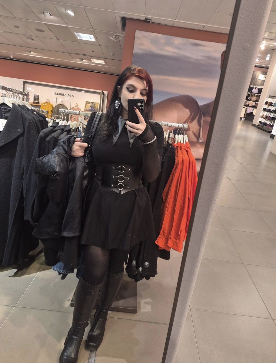 hexxywizard's tweet photo. Day off! Outfit of the day https://t.co/bOKRTijmvx