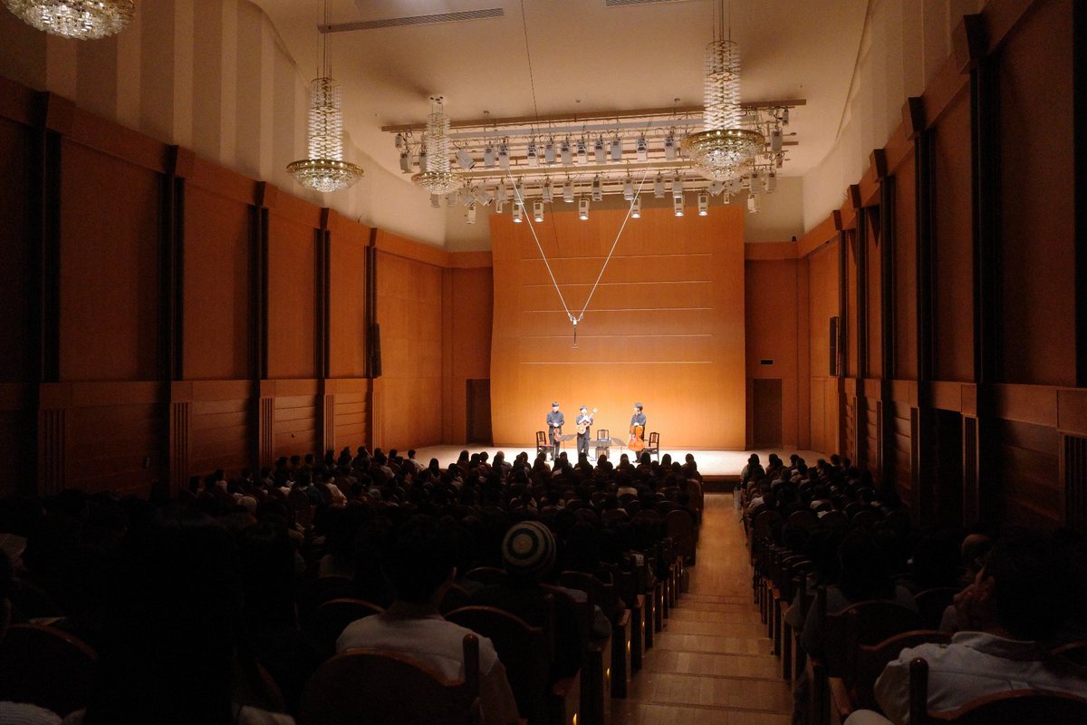 koh_igarashi's tweet photo. 五十嵐紅トリオ｜ジブリ 2026【B】
横浜公演、終演しました。

今日のチェロは藤原秀章さん（ヒデくん）。

本当に素晴らしい演奏で、僕も倉冨もたくさんの刺激をもらいました。一緒に演奏できて楽しかったです！

Bプログラムの「紅の豚」が大好きです。ご来場いただいた皆さま、ありがとうございました。

26年10月16日(金)
横浜みなとみらいホール 小ホール

#五十嵐紅トリオ
