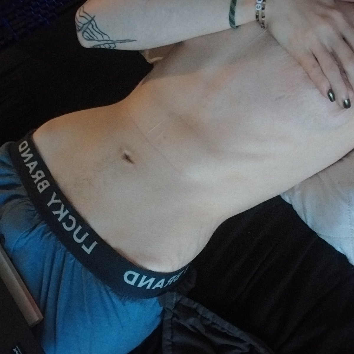 punkmutilator's tweet photo. The difference between flexing vs not, stop thinking all body checks are people in their natural form https://t.co/vFy9LOwsf1