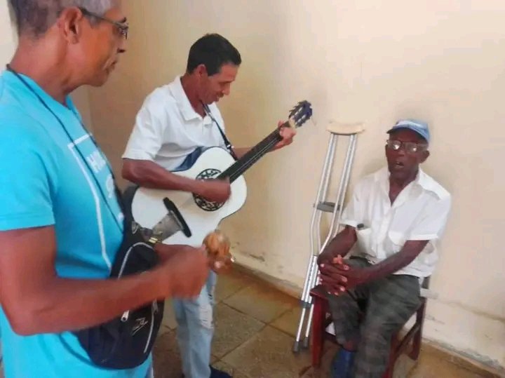 PabloGVega2kvy's tweet photo. Promotores culturales brindan atención cultural a los adultos mayores del Hogar de Ancianos de Llanos de Maisí. Una iniciativa que lleva arte y bienestar a quienes cuidan y a quienes más lo necesitan. #Cultura #Maisí #AdultosMayores https://t.co/eo3i6rwgkn