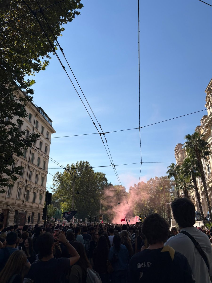 not_berryy's tweet photo. Oggi 16 ottobre 2026 noi studenti di roma, come molti altri in italia, siamo scesi in piazza per protestare contro le scuole caserma e contro un governo che invece di investire soldi nelle scuole, che cadono a pezzi, preverisce finanziare le guerre e i genocidi. https://t.co/eOVX5LyGMB