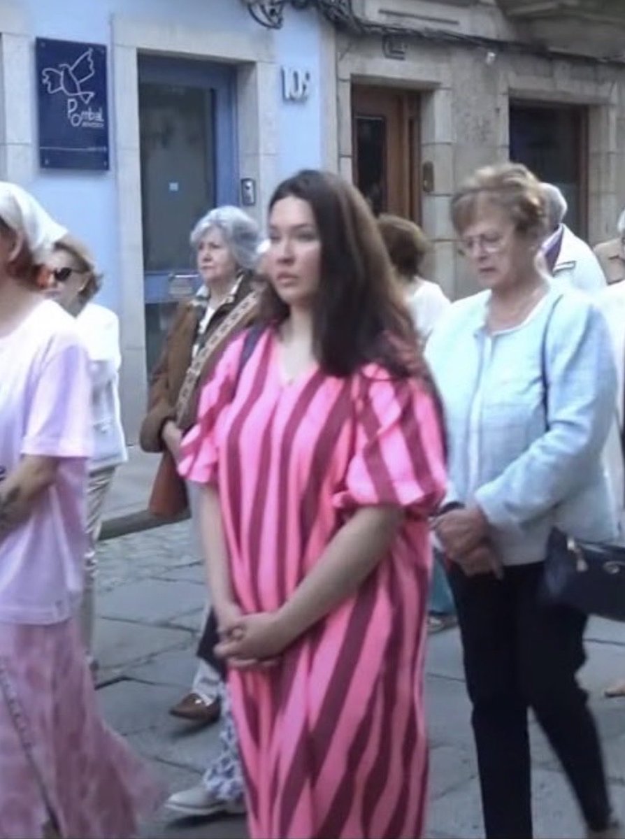 NazionalCon's tweet photo. Continuamos con el hilo sobre Carla Santiago. 

Al parecer Carla es todo lo que odia. Proyecta constantemente su vida y traumas en los demás.

Llama gordas a otras mujeres. Llama marrón a otras mujeres y su madre es marrón. Se desconoce padre biológico. No sabemos si es español. https://t.co/CW7Fp2Job8