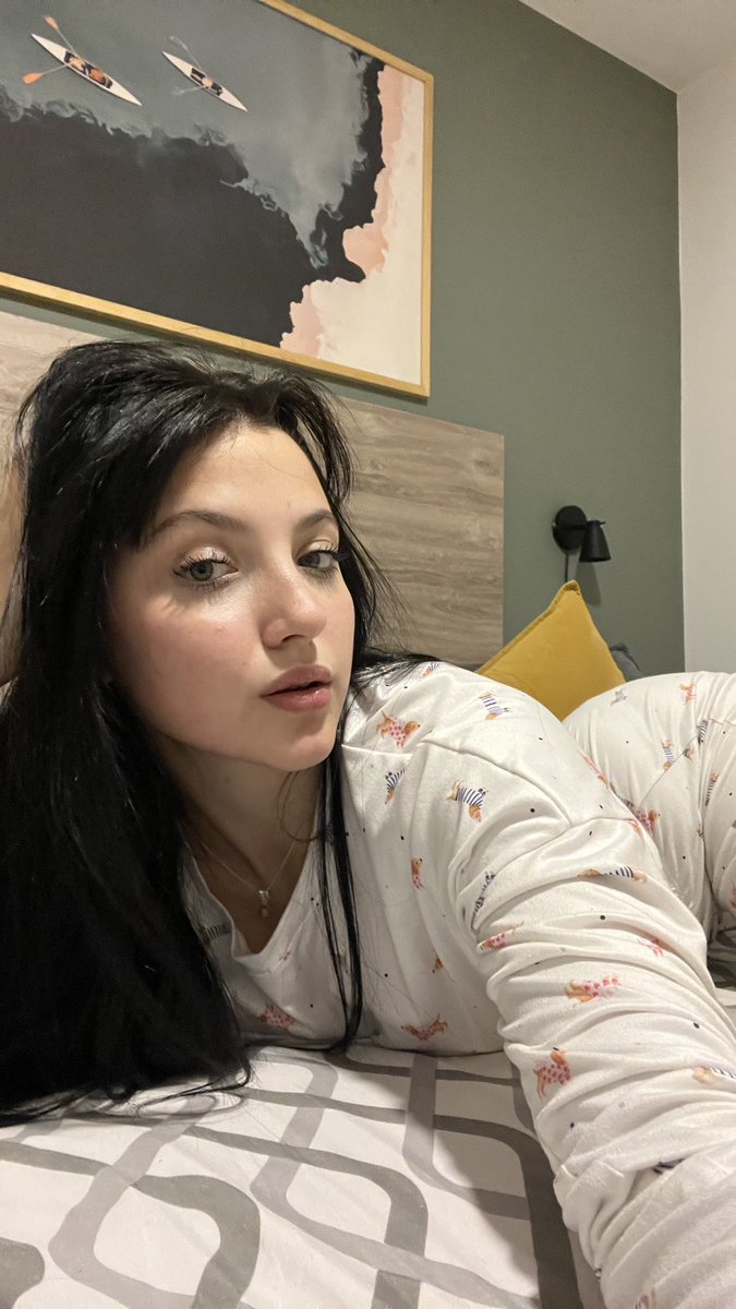 milliepiex's tweet photo. Getting ready for bed bulsomehow still finding excuses to take pictures🎀 https://t.co/3WkaMoXQv8