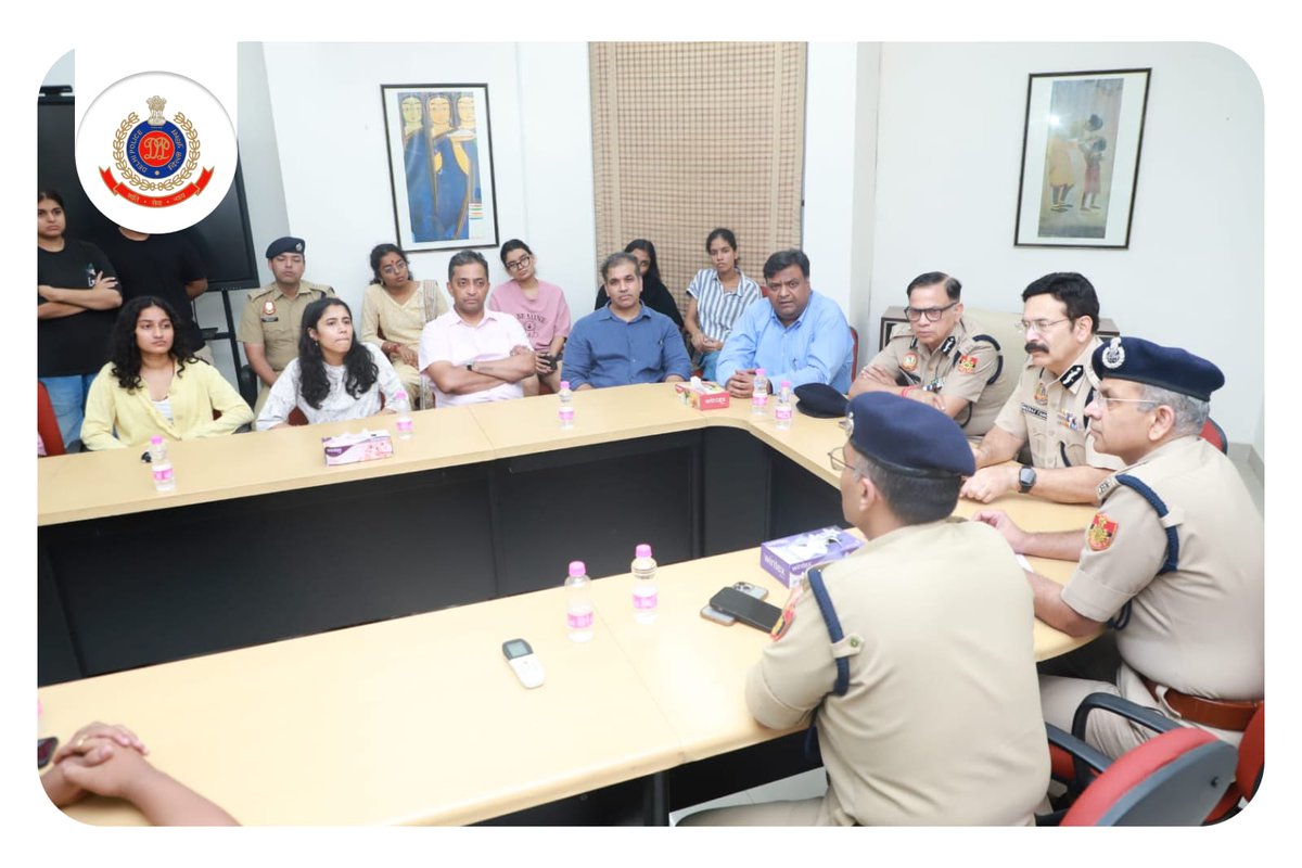 DelhiPolice's tweet photo. Sh. Anurag Kumar @CPDelhi, along with Sh. Neeraj Thakur, Spl. CP/L&O-I, Sh. S.K. Jain, Jt .CP/OSD to CP, Sh. Amit Goel, DCP/ @dcp_southwest visited the South Campus and Satya Niketan areas to review law and order and assess security arrangements for students, particularly women residing in PG accommodations and hostels.

The senior officers also supervised the patrolling pattern, interacted with students, and heard their concerns and suggestions. CP Delhi also issued necessary directions to strengthen preventive policing and enhance security measures.

@PMOIndia 
@HMOIndia 
@LtGovDelhi

#DPUpdates 
#WomenSafety 
#SafeDelhi
