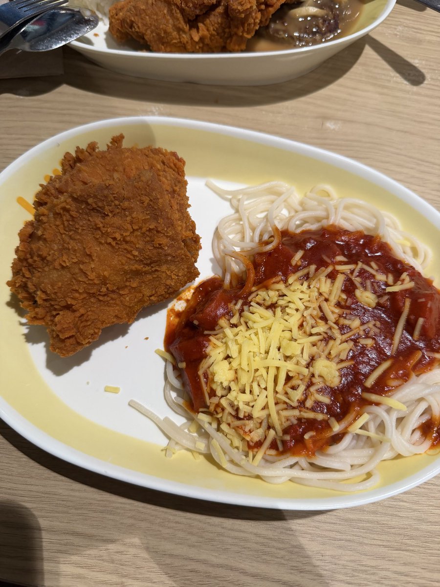 binisoshi's tweet photo. Hindi nag grab. Haha. Ate at Jollibee instead! 😋

Tapos Unang Kilig playing in the background 🥰🥰 https://t.co/aqkOYIxMDN