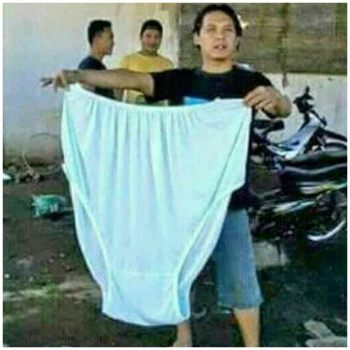 folkLAUREEEN's tweet photo. Mel request habis ini jualan kancut https://t.co/aPp0cqrci5