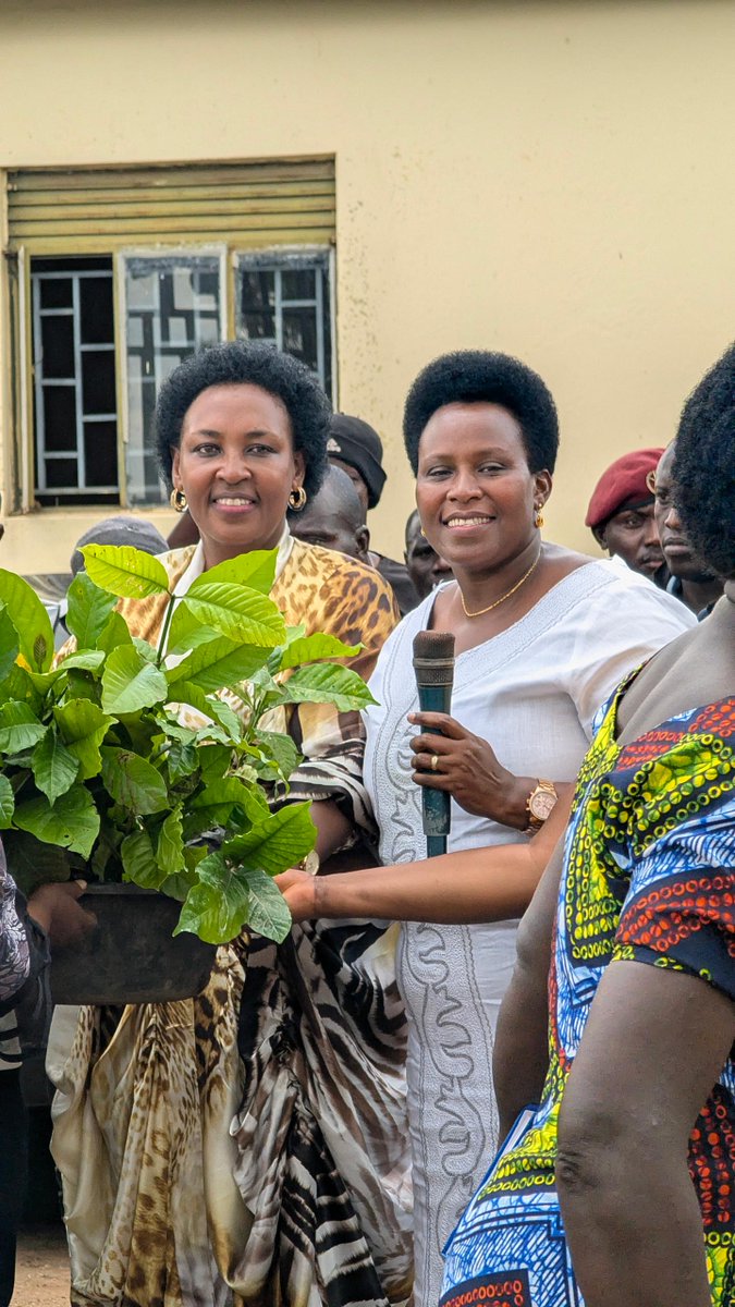 mollykamukama's tweet photo. I am glad to have lobbied for and secured 80,000 coffee seedlings from the Office of the President for the people of Kazo.  

I thank H.E. @KagutaMuseveni for this support, State House Comptroller Ms. @JaneBarekye for presiding over the event, and Rt. Hon. @Thomas_Tayebwa for championing this cause.  

I remain committed to advocating for initiatives that boost household incomes, fight poverty and improve livelihoods in Kazo.