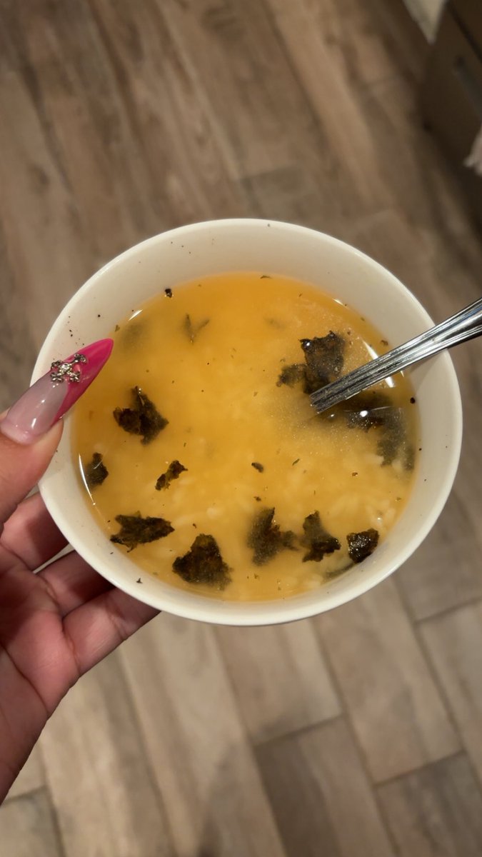 Jancnt_cake's tweet photo. Made a soup for breakfastttt, I wanted something small to eat 

-1/2 spoonful of chicken bouillon 
- white rice 
- seaweed flakes
- pepper
-salt
-chili flakes (if you want spice) 

#shedrtwt #edrtwt #wl #988twt https://t.co/8VDomovr5m