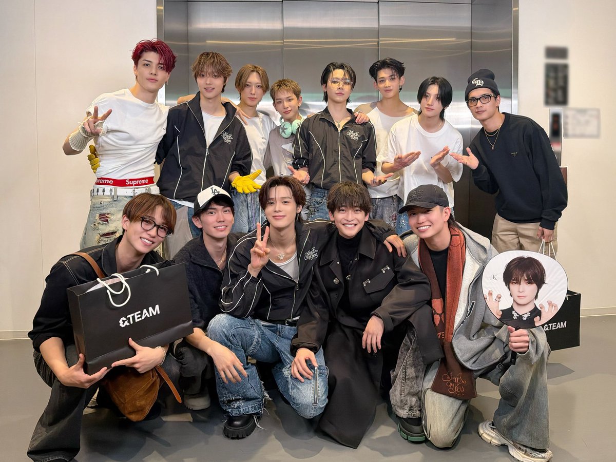 hnpyuma's tweet photo. เหยยยย รอบนี้คุณฟุมิยะได้ไปดูคอนแอ่นทีมสักที แงๆๆๆๆๆๆๆๆๆๆๆๆๆ ส่วนพวกทีม V + โคตะนี่ขาประจำคอนเสิร์ตมาก ไปซัพพอร์ตพิ้เคตลอด ㅠㅠ

แต่โคเฮรอบนี้ได้ดูเต็มๆไม่ใช่แค่เพลงสุดท้ายแล้วป่ะ ดีใจด้วยค่ะเตง 55555555555555555555555555555555555555555555555555 https://t.co/id3XyLbyeo
