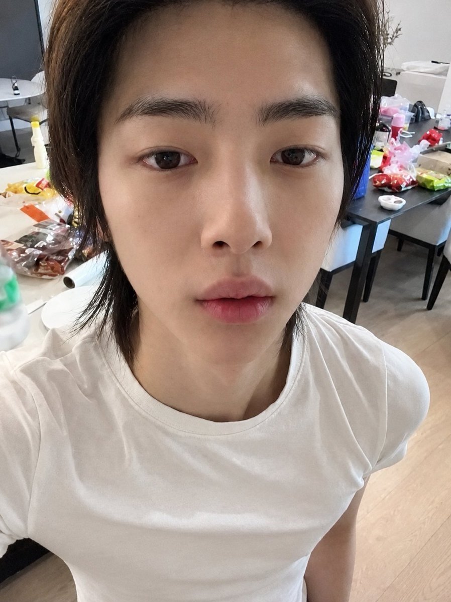 cae_lilii's tweet photo. #juhoon prettiest boy in white 🤍 https://t.co/AyPAYGd3Bk