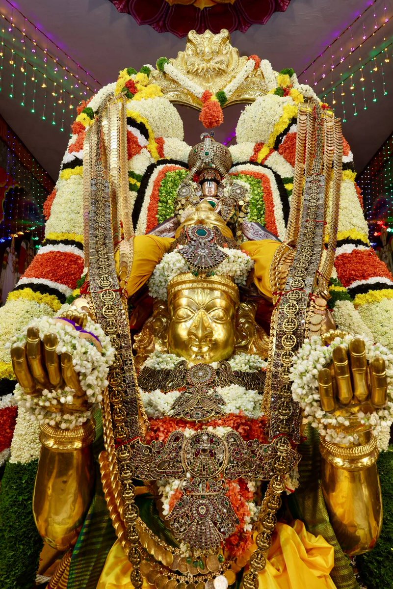 tv5newsnow's tweet photo. తిరుమలలో వైభవంగా గరుడ వాహన సేవ
శ్రీవారి నవరాత్రి బ్రహ్మోత్సవాల్లో గరుడ వాహనంపై మలయప్ప స్వామి దర్శనం
భారీ వర్షాన్ని సైతం లెక్కచేయకుండా గోవింద నామస్మరణతో గ్యాలరీల్లో భక్తజనం
#Tirumala #GarudaSeva #TV5News https://t.co/RGYkEwisZA