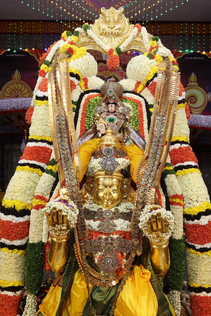 tv5newsnow's tweet photo. తిరుమలలో వైభవంగా గరుడ వాహన సేవ
శ్రీవారి నవరాత్రి బ్రహ్మోత్సవాల్లో గరుడ వాహనంపై మలయప్ప స్వామి దర్శనం
భారీ వర్షాన్ని సైతం లెక్కచేయకుండా గోవింద నామస్మరణతో గ్యాలరీల్లో భక్తజనం
#Tirumala #GarudaSeva #TV5News https://t.co/RGYkEwisZA