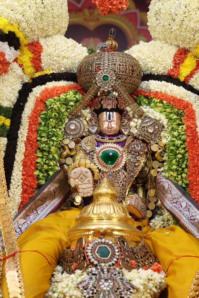 tv5newsnow's tweet photo. తిరుమలలో వైభవంగా గరుడ వాహన సేవ
శ్రీవారి నవరాత్రి బ్రహ్మోత్సవాల్లో గరుడ వాహనంపై మలయప్ప స్వామి దర్శనం
భారీ వర్షాన్ని సైతం లెక్కచేయకుండా గోవింద నామస్మరణతో గ్యాలరీల్లో భక్తజనం
#Tirumala #GarudaSeva #TV5News https://t.co/RGYkEwisZA