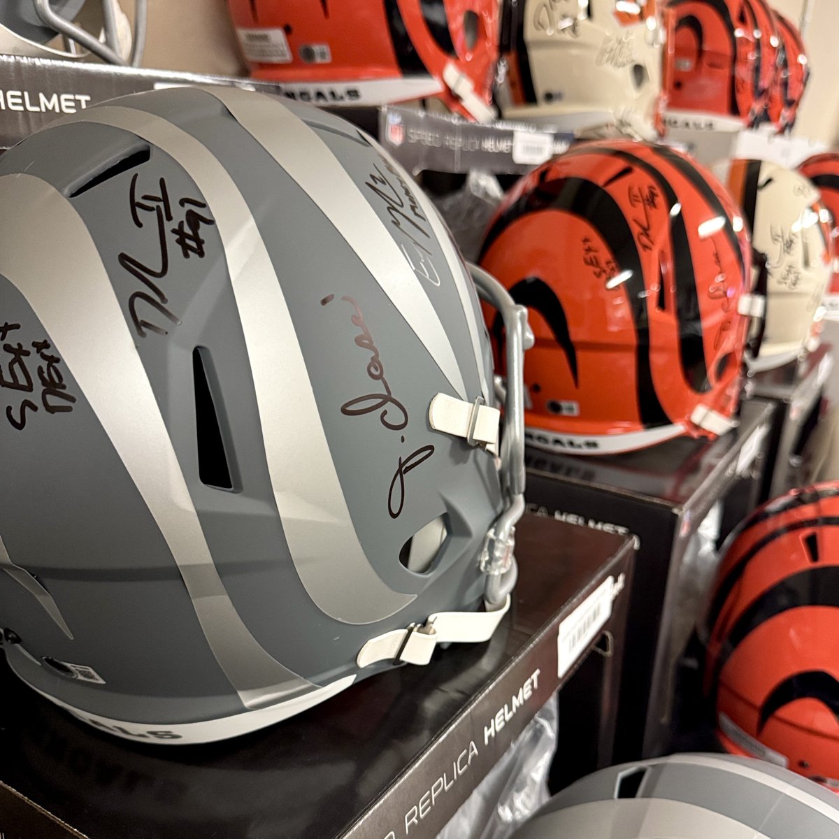 BengalsBids's tweet photo. MORE SIGNED HELMETS DROPPING SOON! 🟠⬛️🪖
👉 KEEP AN EYE ON BENGALS BIDS:
https://t.co/E7uhptiAbC

Who Dey, more signed helmets are set to hit the site at any given moment! 🚨🐅

#WhoDey #RuleTheJungle #Bengals #BengalsBids #Metabilia #Autographed https://t.co/7x7pgqco6o