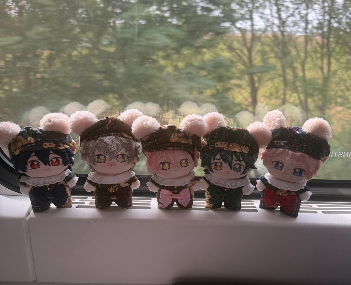 Mikarinrin_1226's tweet photo. お揃いのお洋服で🇬🇧に移動🚃𓈒𓂂𓏸 https://t.co/UTOQGVNekN