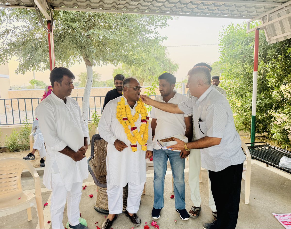 AzharBarmer's tweet photo. जिला परिषद सदस्य वार्ड संख्या 4 से शेर मोहम्मद जी निर्विरोध निर्वाचित होने पर उनके देतानी निवास पर जाकर मुबारकबाद दी !!
@shermohammed_4 https://t.co/X53S6JZx7m
